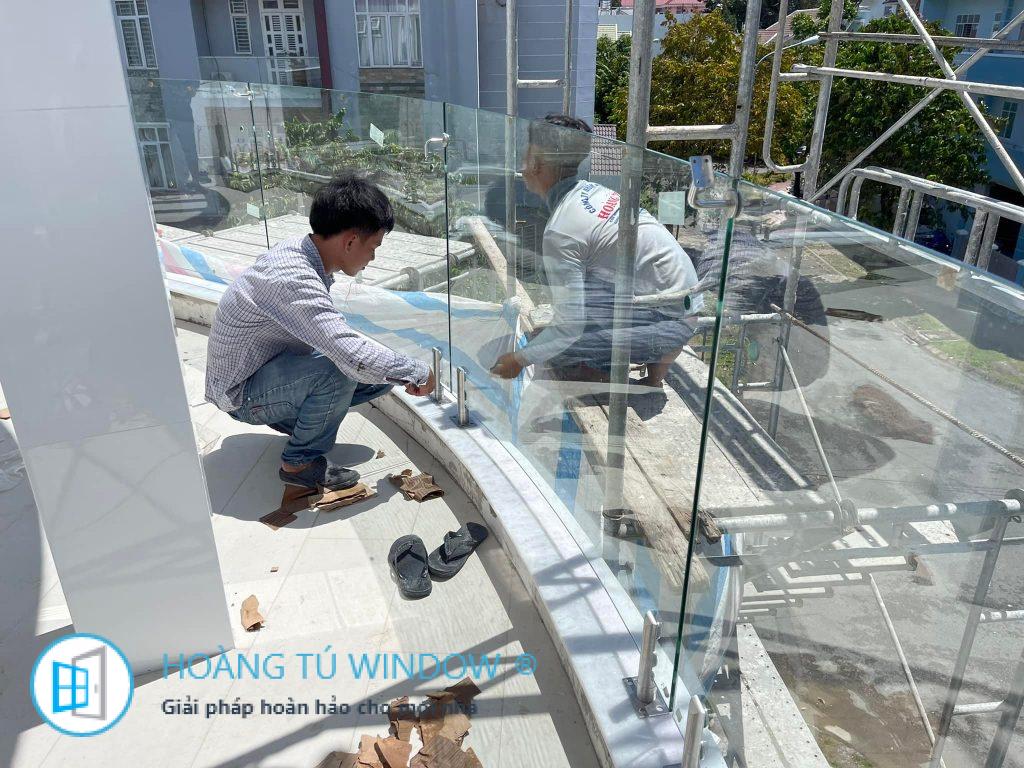 THI CÔNG LAN CAN KÍNH CONG CẦN THƠ