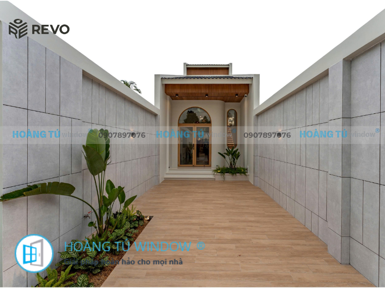 Cửa nhôm REVO màu gỗ tần bì do Hoàng Tú Window thi công tại Cần Thơ – phong cách Wabi Sabi.