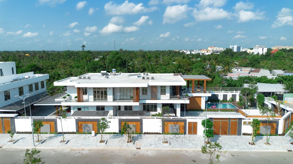 Hoàn thiện Villa Hiện đại: Tuyệt tác nhôm kính MAXPRO 65 tại KDC Hồng Phát